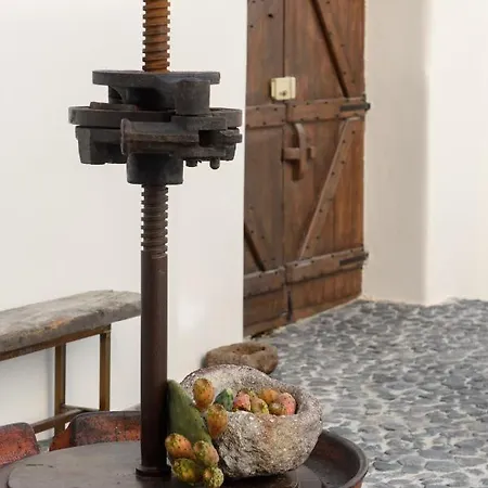 Di Capo - Santorini Old Winery Luxury Holiday home