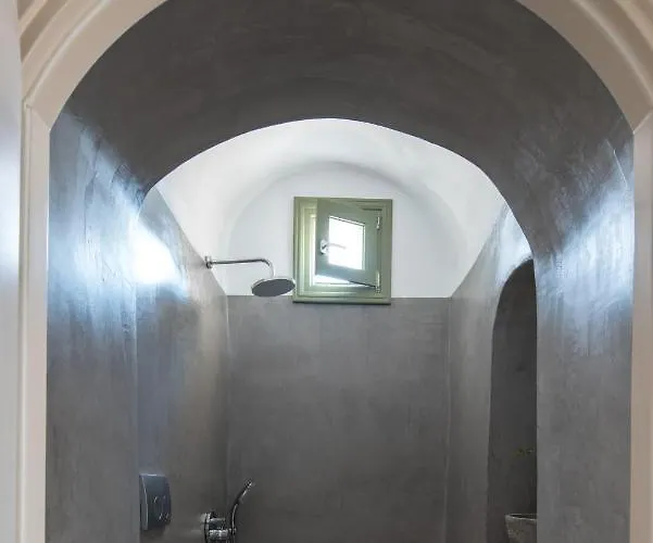 Di Capo - Santorini Old Winery Luxury Akrotírion